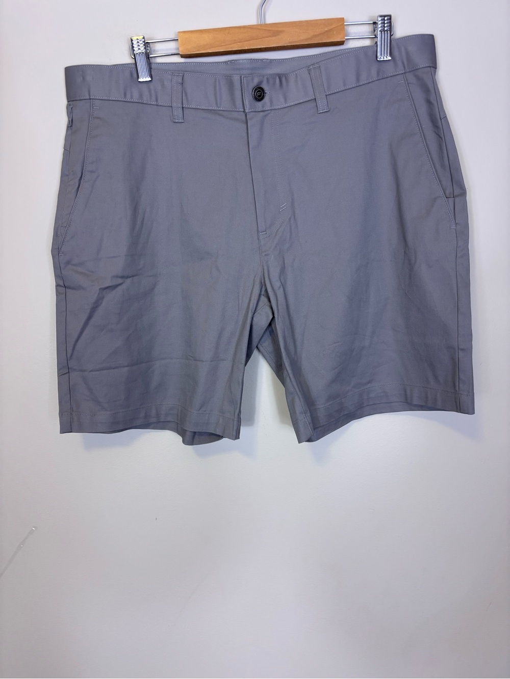 New Fabletics Men's Light Gray Flat-Front Chino Shorts 35